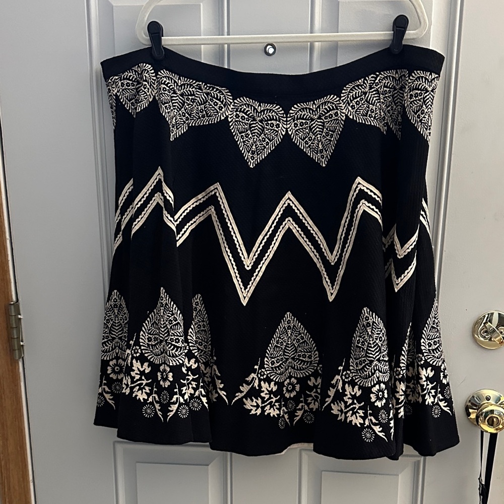 Plenty by Tracy Reese Black and Cream Embroidered Label Detail